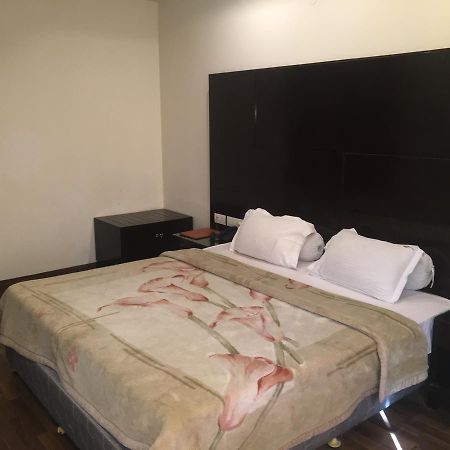 Hotel Vipul Grand คูร์เคาน์ ภายนอก รูปภาพ