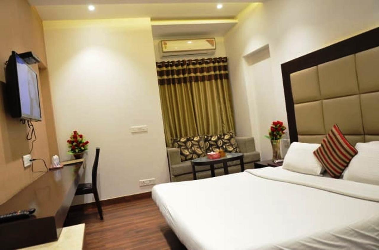 Hotel Vipul Grand คูร์เคาน์ ภายนอก รูปภาพ