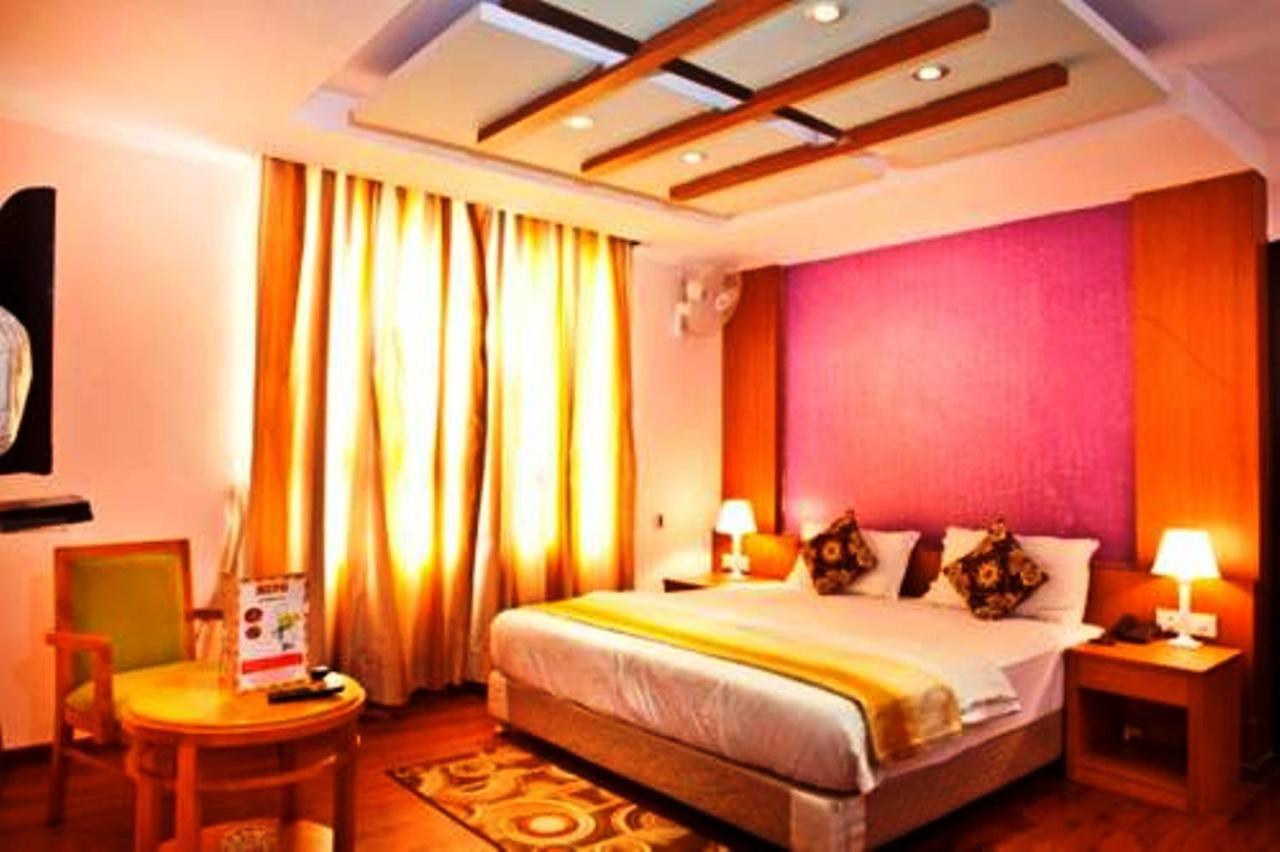 Hotel Vipul Grand คูร์เคาน์ ภายนอก รูปภาพ