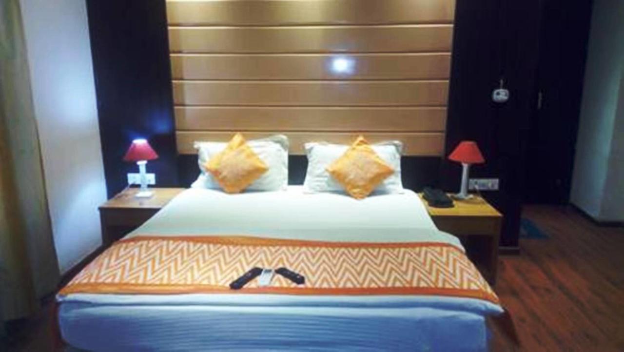 Hotel Vipul Grand คูร์เคาน์ ภายนอก รูปภาพ