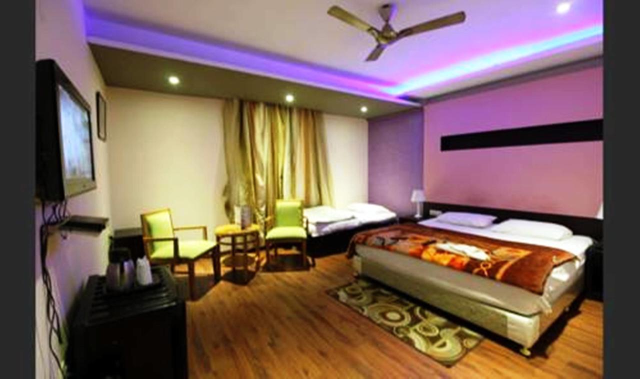 Hotel Vipul Grand คูร์เคาน์ ภายนอก รูปภาพ