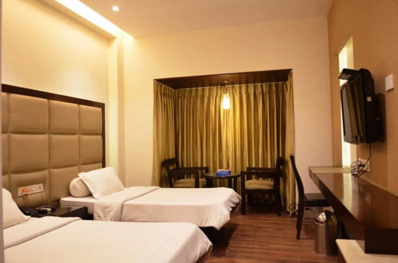 Hotel Vipul Grand คูร์เคาน์ ภายนอก รูปภาพ