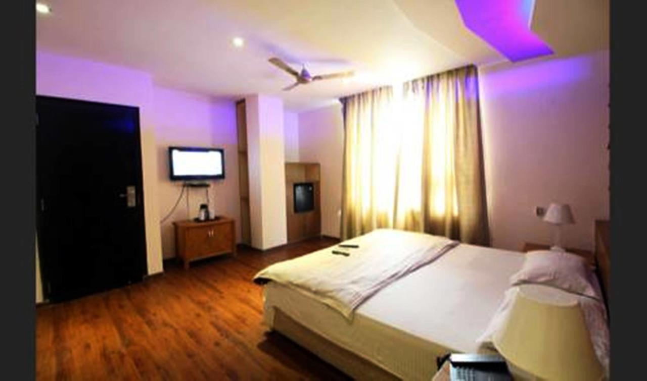 Hotel Vipul Grand คูร์เคาน์ ภายนอก รูปภาพ