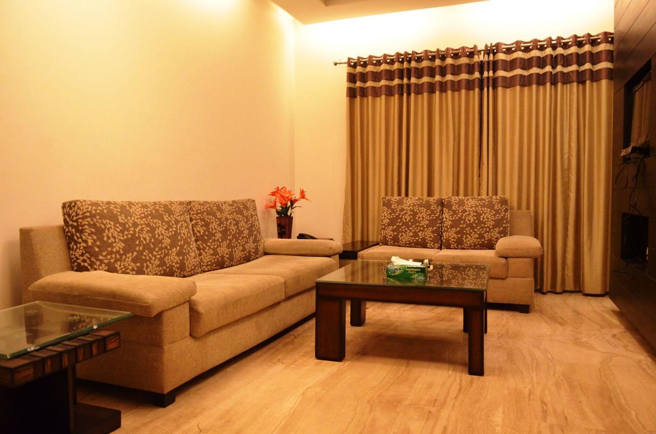 Hotel Vipul Grand คูร์เคาน์ ภายนอก รูปภาพ