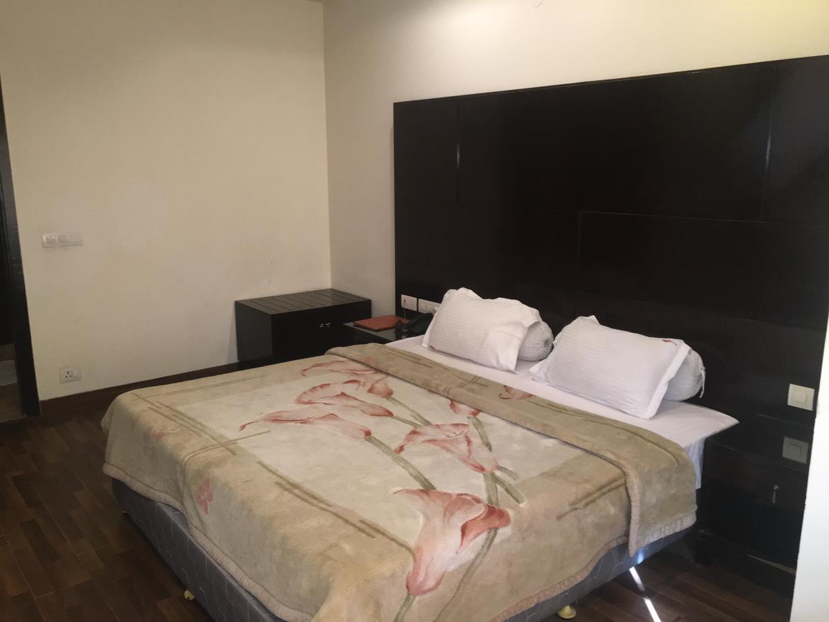 Hotel Vipul Grand คูร์เคาน์ ภายนอก รูปภาพ