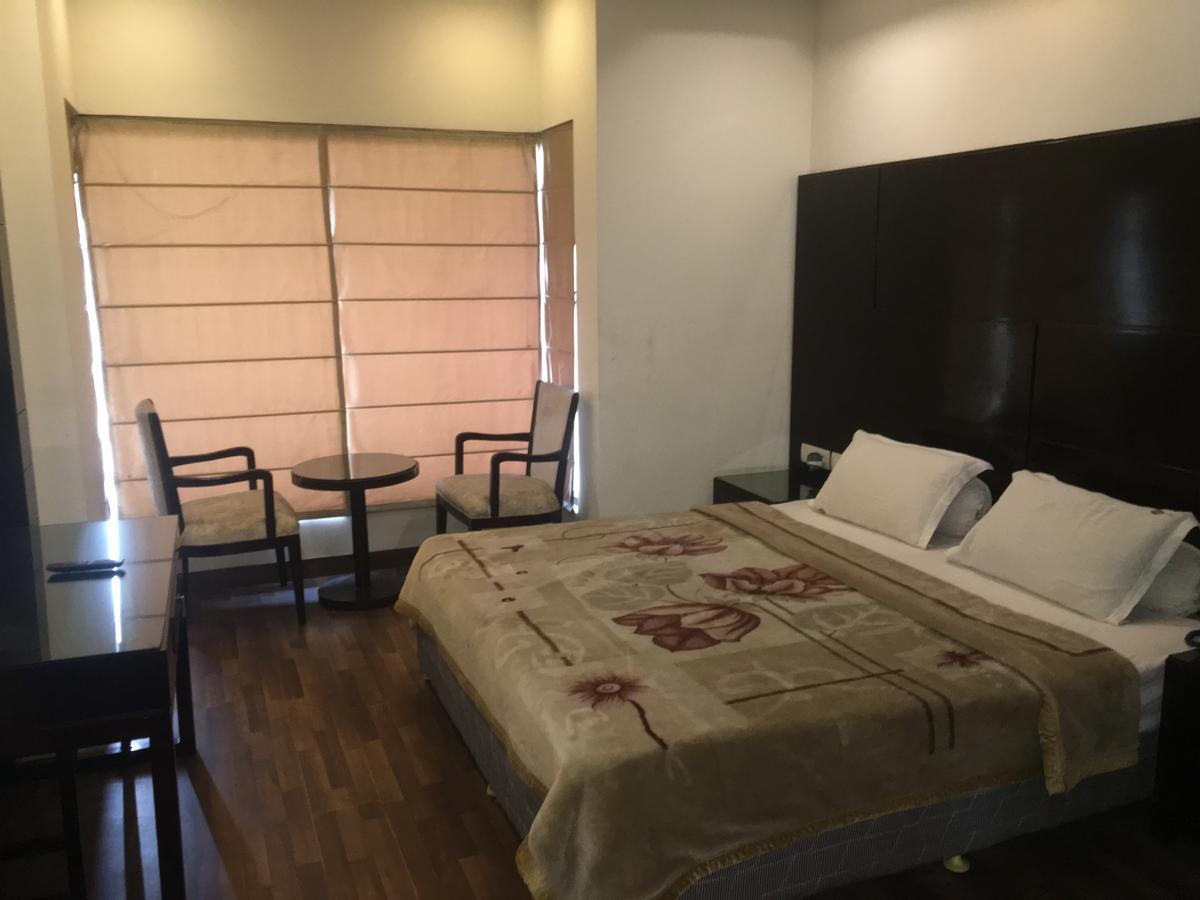 Hotel Vipul Grand คูร์เคาน์ ภายนอก รูปภาพ