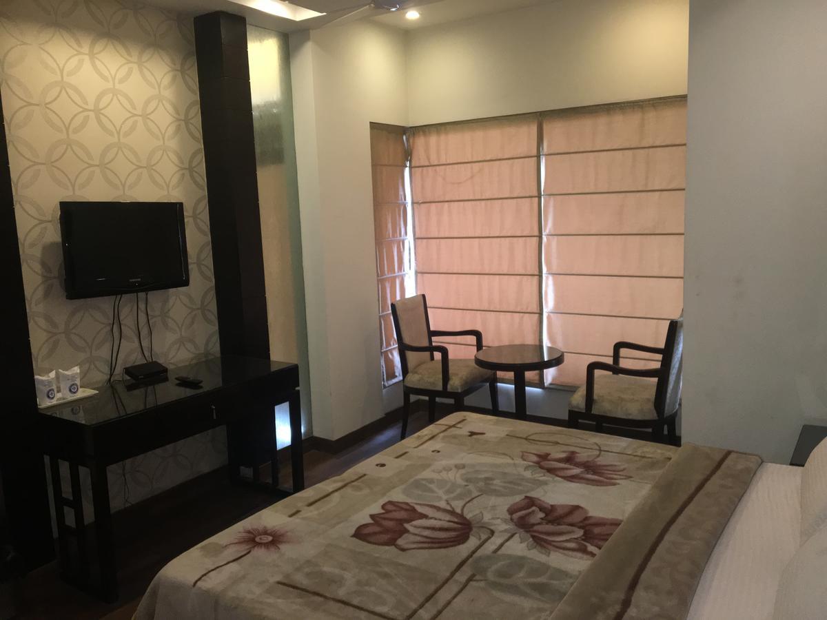 Hotel Vipul Grand คูร์เคาน์ ภายนอก รูปภาพ